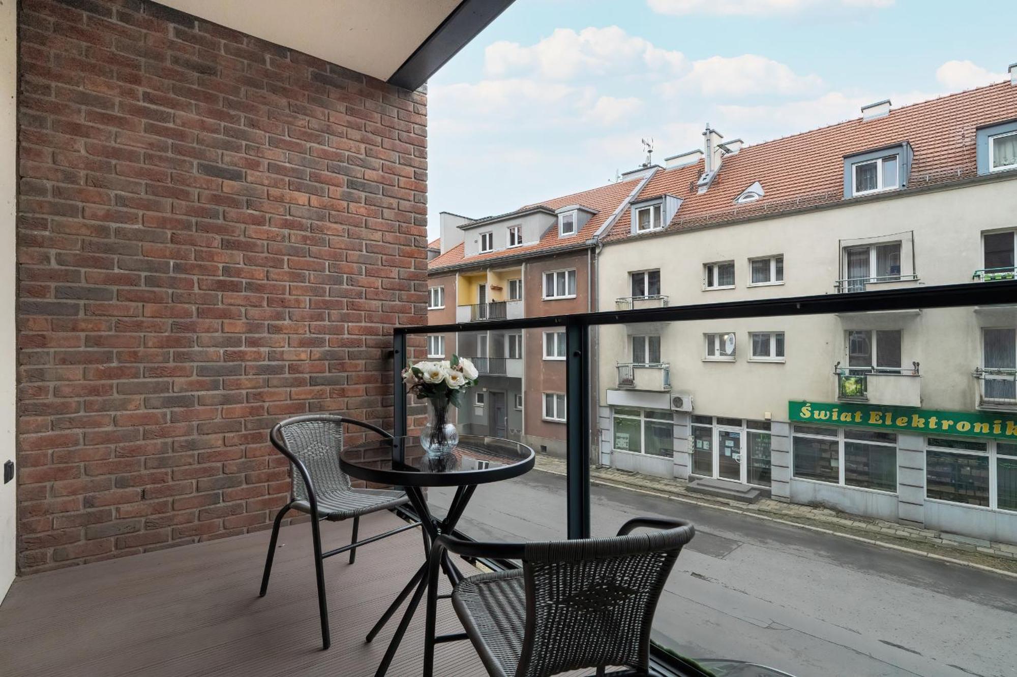 Apartment With Balcony And Free Parking In Poznan By Noclegi Renters Buitenkant foto